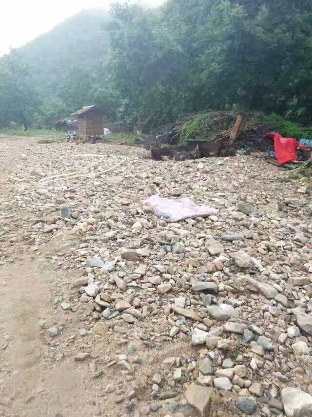 每天村里人聚集于此的長(zhǎng)椅 石凳 都沒有了！